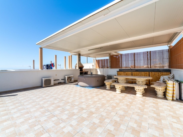 ¡Exclusivo tríplex en el corazón de La Gangosa con terraza reformada y acceso a todos los servicios!