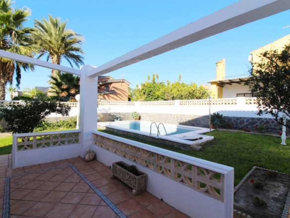 CHALET EN AGUADULCE SUR