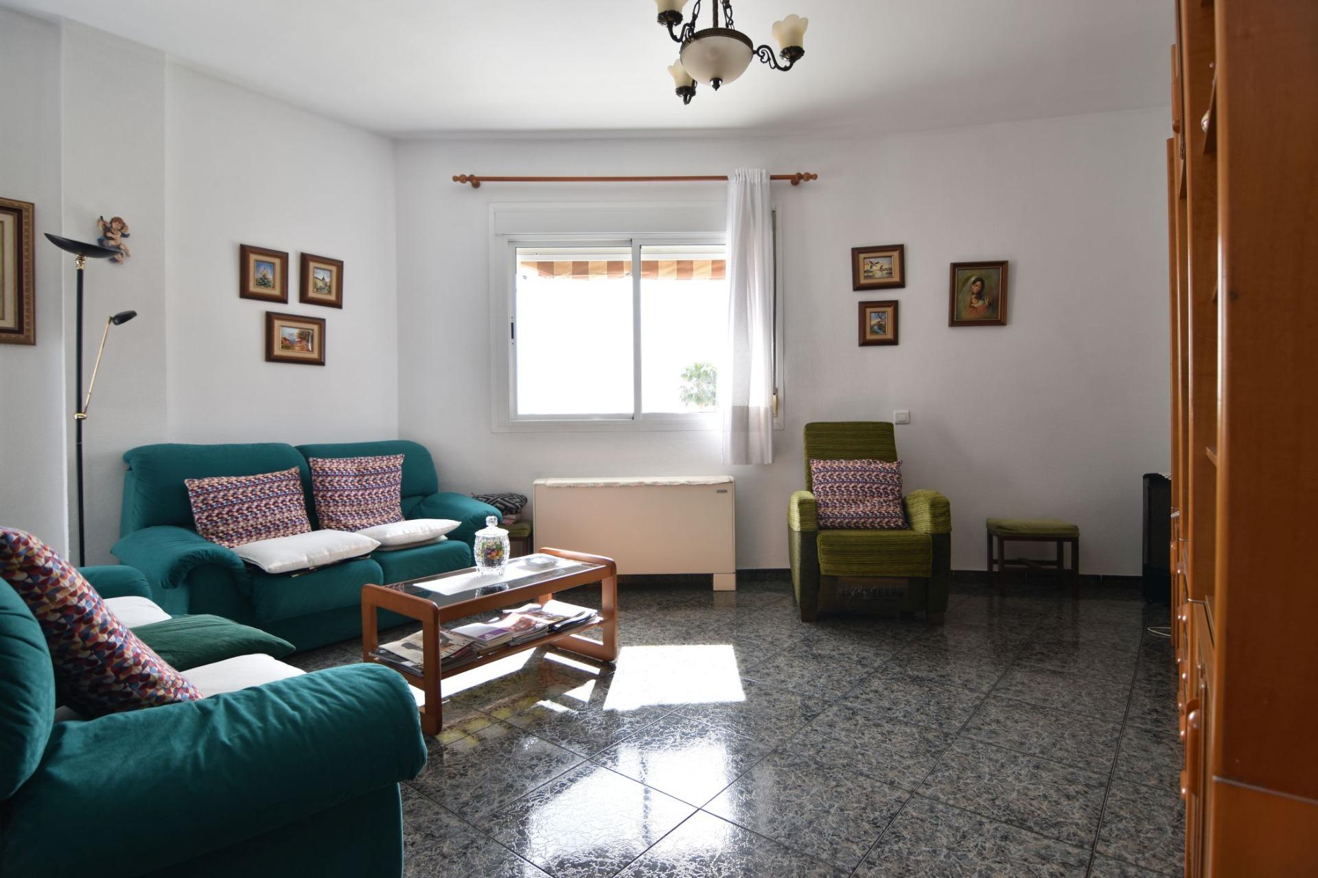 Oportunidad ideal para residencia con 6 dormitorios y 2 garajes en Huércal de Almería