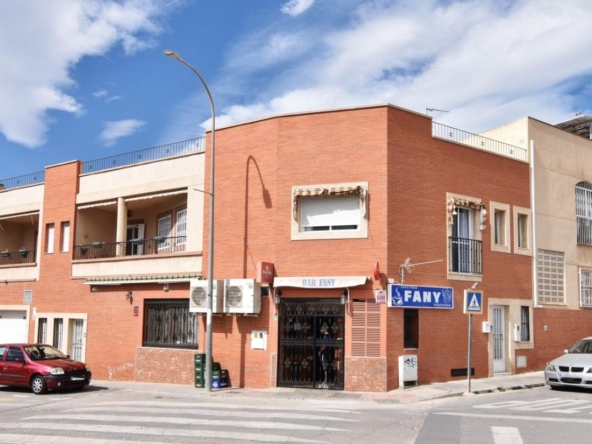 Oportunidad ideal para residencia con 6 dormitorios y 2 garajes en Huércal de Almería