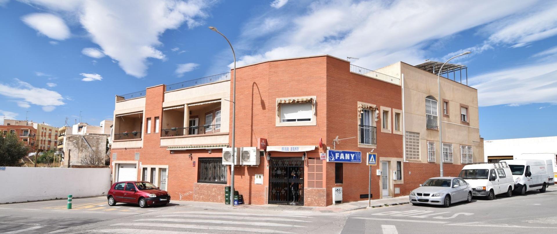 Oportunidad ideal para residencia con 6 dormitorios y 2 garajes en Huércal de Almería