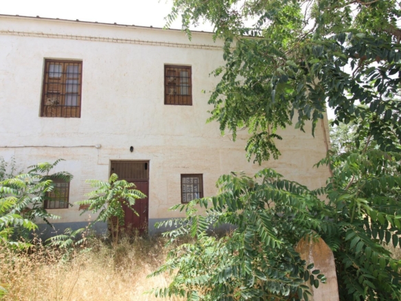 Encantadora casa con terreno en Abrucena ¡A reformar!
