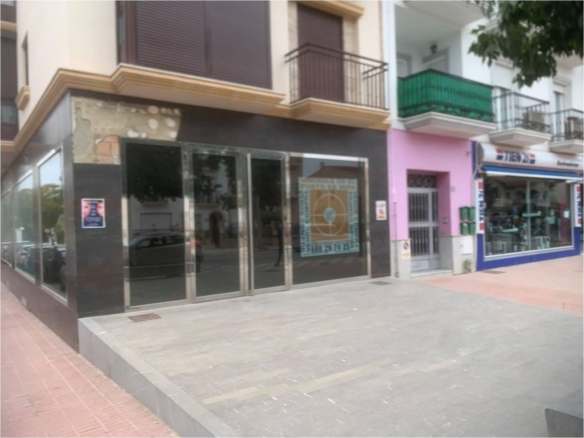 GRAN ESCAPARATE EN ZONA DE PASO