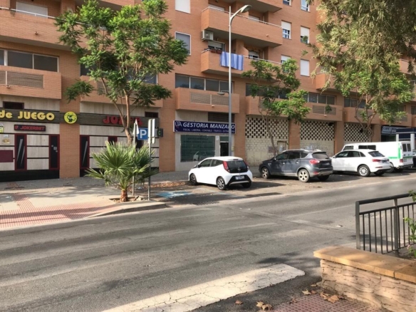 LOCAL DE 100M² EN ALQUILER A PIE DE BULEVAR EN LA GANGOSA