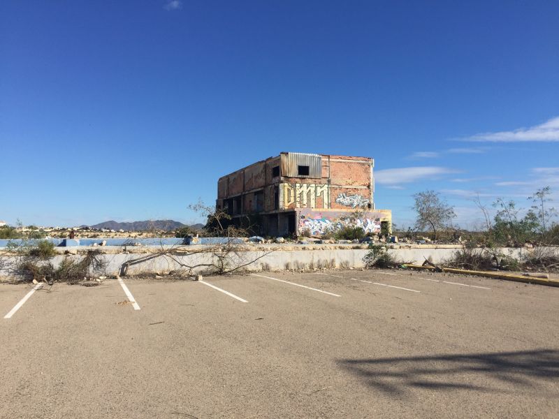 Parcela de terreno asfaltada con construccion