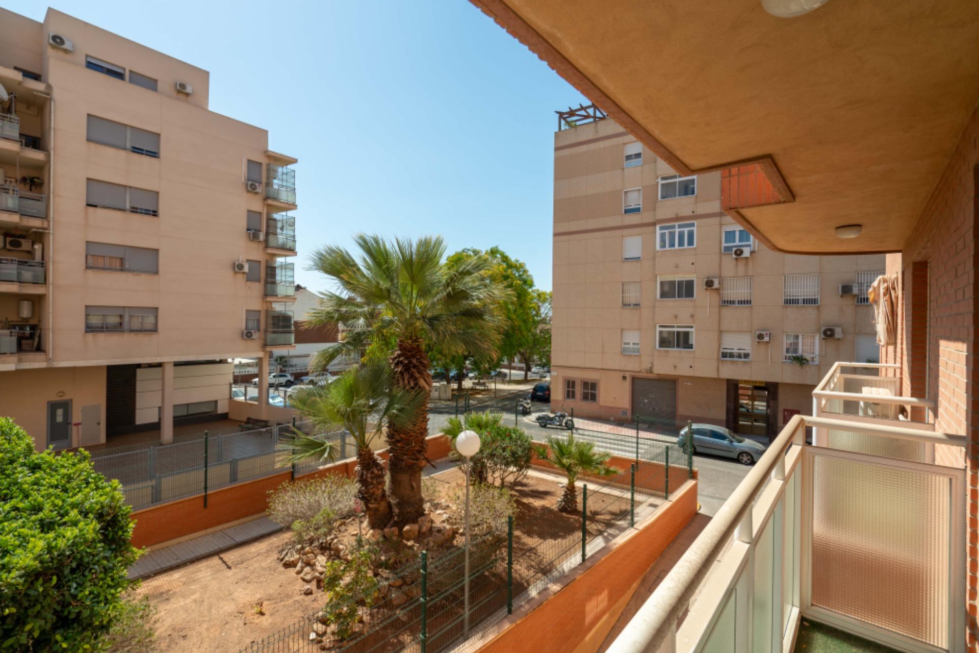 SE VENDE PISO EN ALMERIA