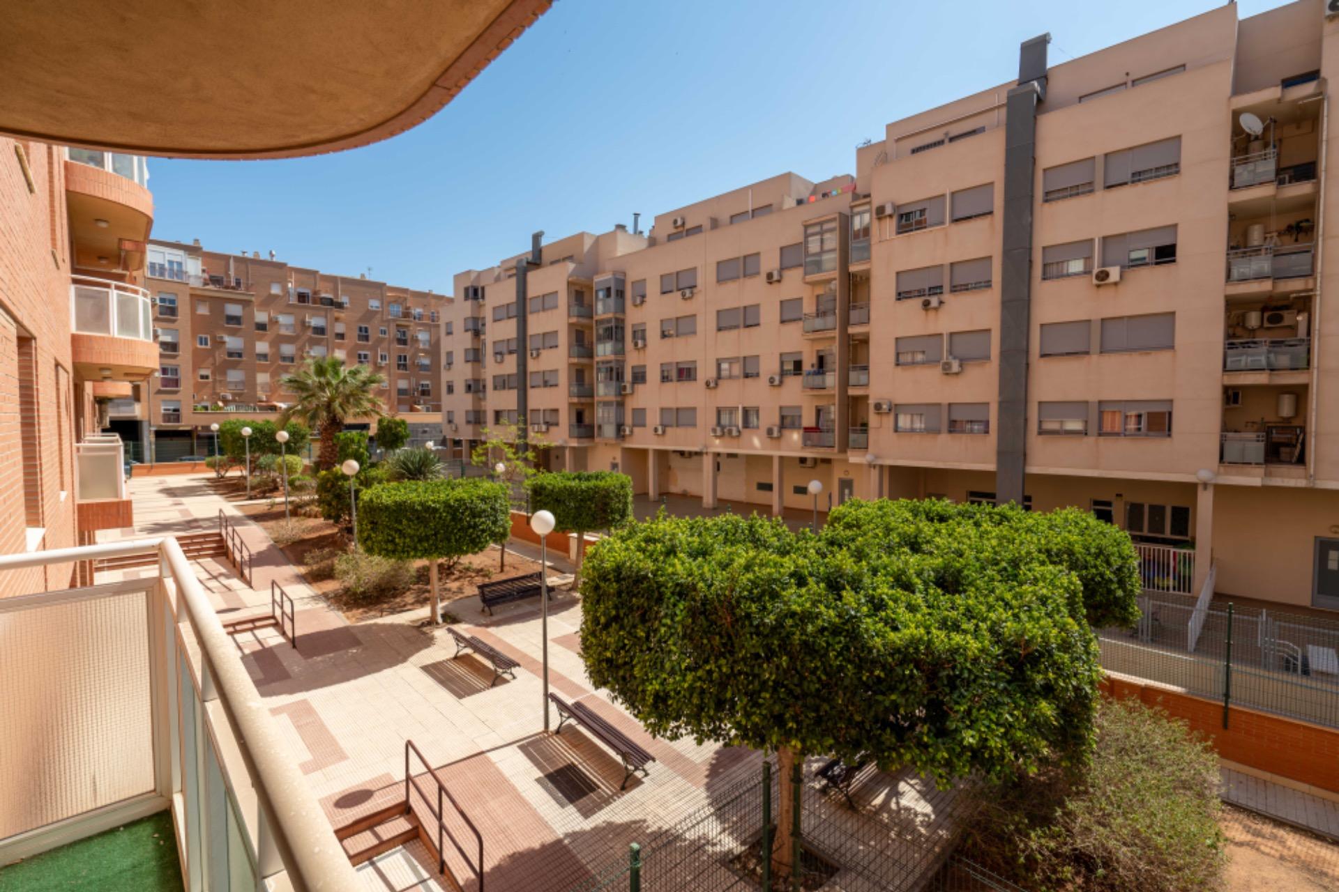 SE VENDE PISO EN ALMERIA