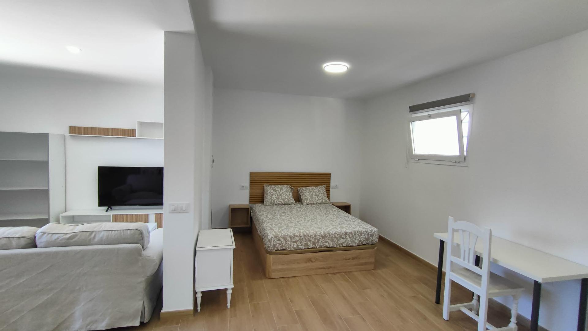 Se alquila apartamento de 1 dormitorio reformado para larga temporada