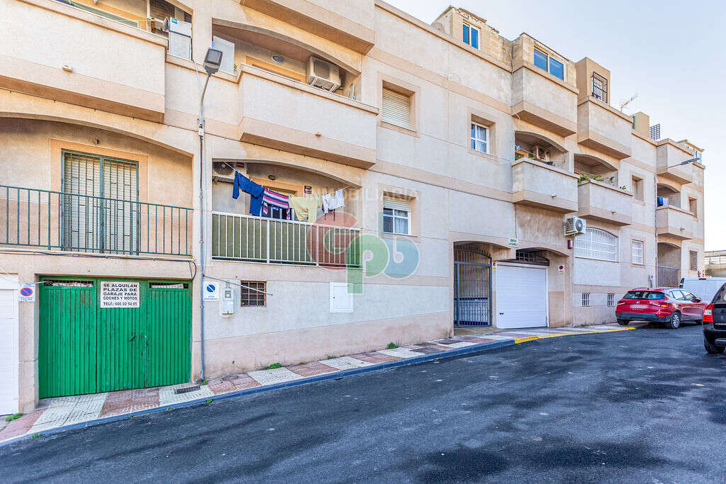 Piso de 65 m² en Roquetas de Mar en Venta por 64000€