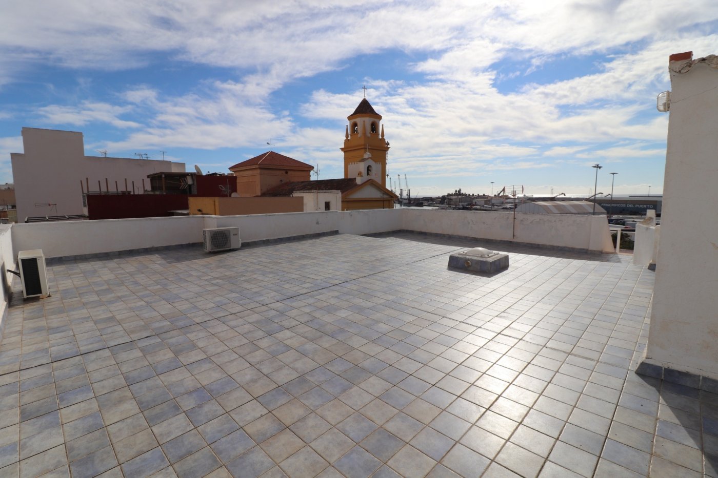 Casa familiar frente al Puerto de Almeria