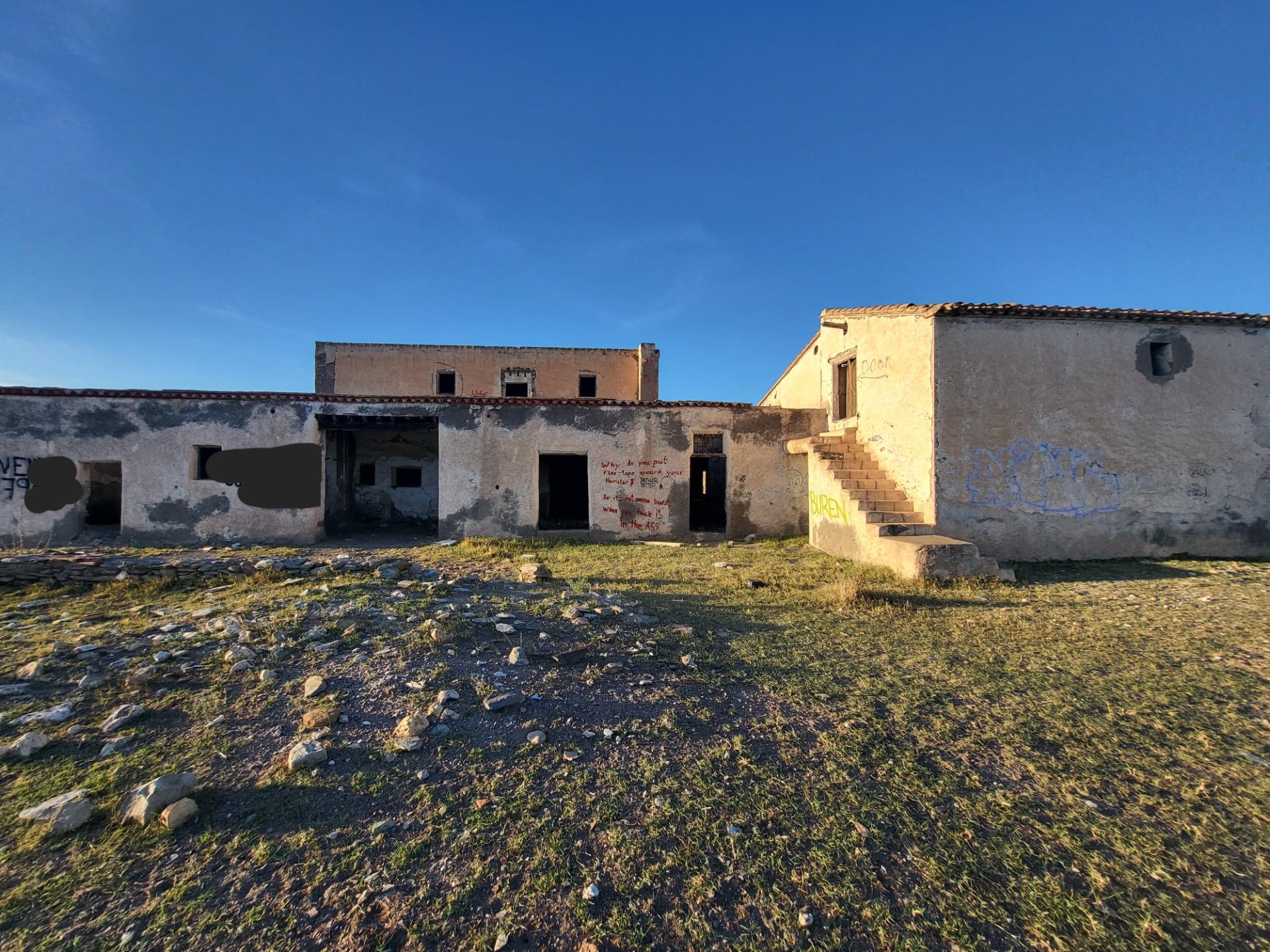 SE VENDE PARCELA EN TABERNAS CON CORTIJO PARA REFORMAR