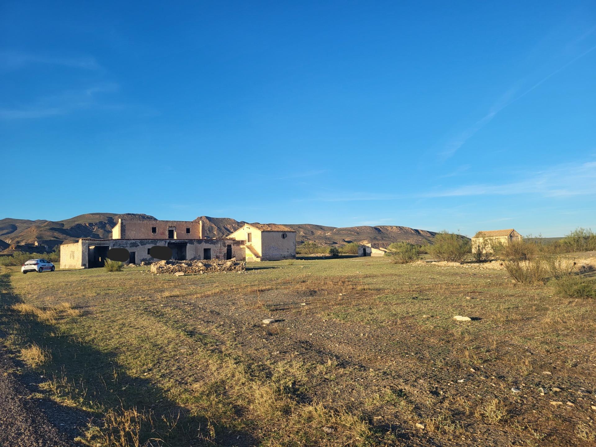 SE VENDE PARCELA EN TABERNAS CON CORTIJO PARA REFORMAR