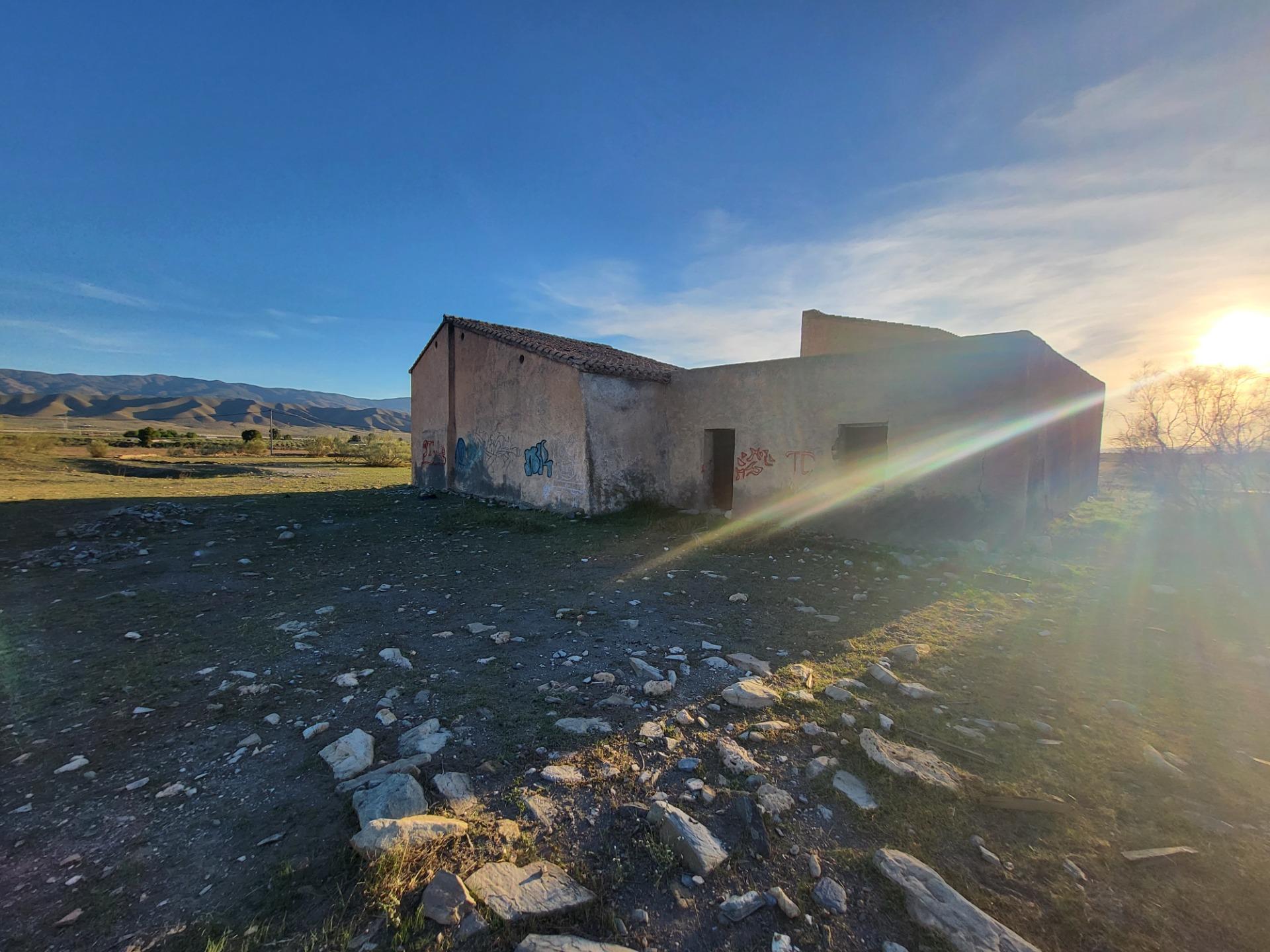 SE VENDE PARCELA EN TABERNAS CON CORTIJO PARA REFORMAR