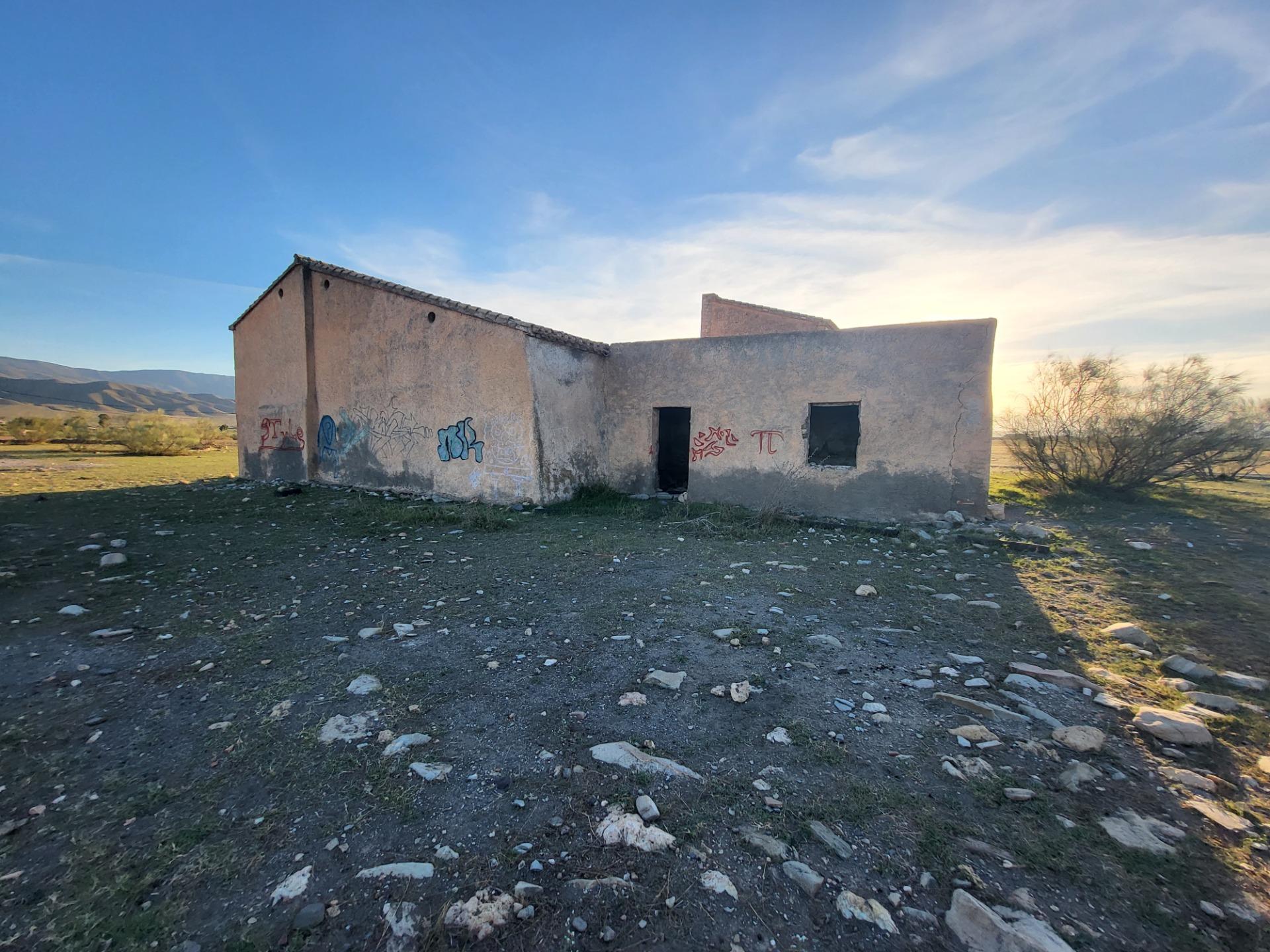 SE VENDE PARCELA EN TABERNAS CON CORTIJO PARA REFORMAR