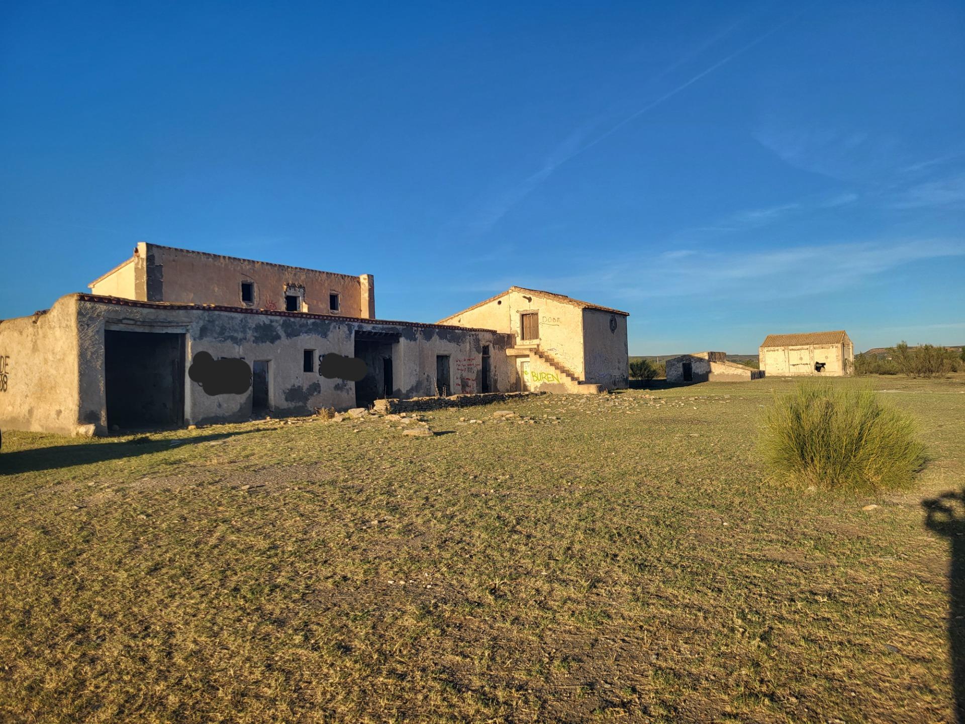 SE VENDE PARCELA EN TABERNAS CON CORTIJO PARA REFORMAR