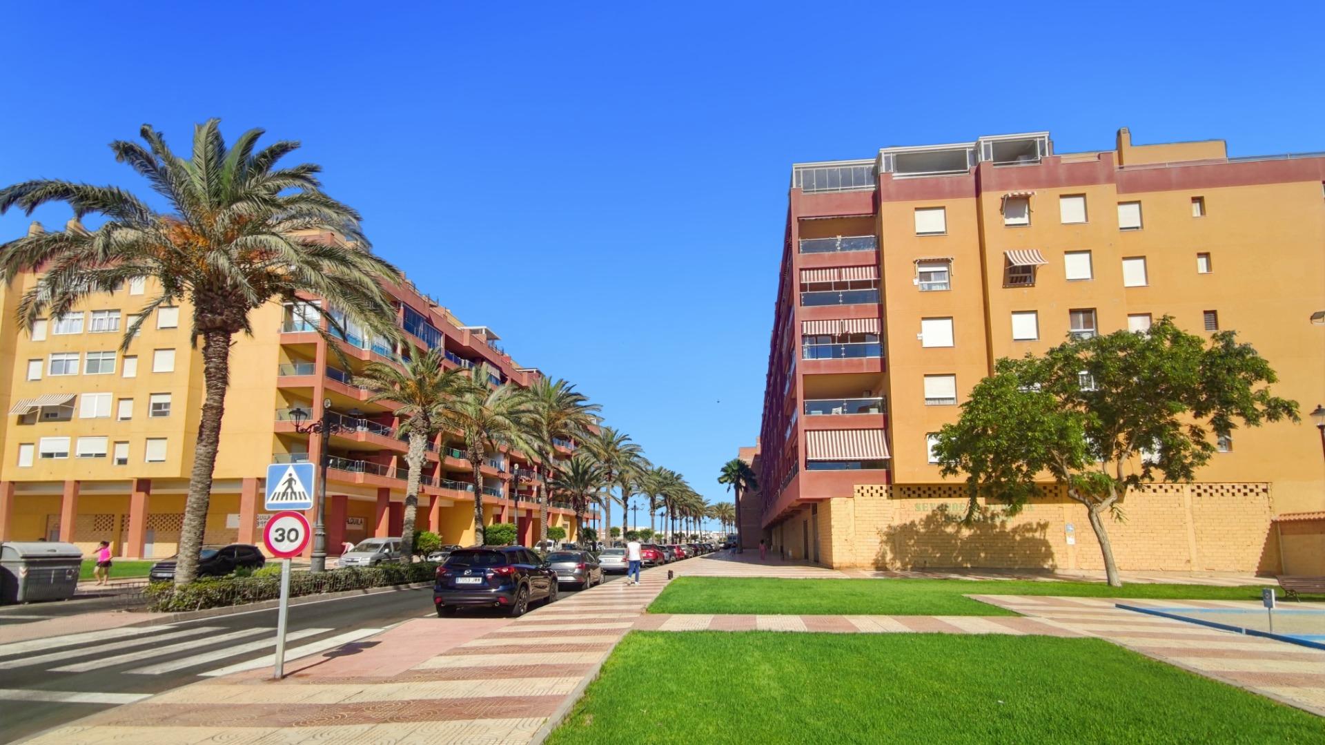 Céntrico apartamento con zonas ajardinadas y terraza acristalada en pueblo costero