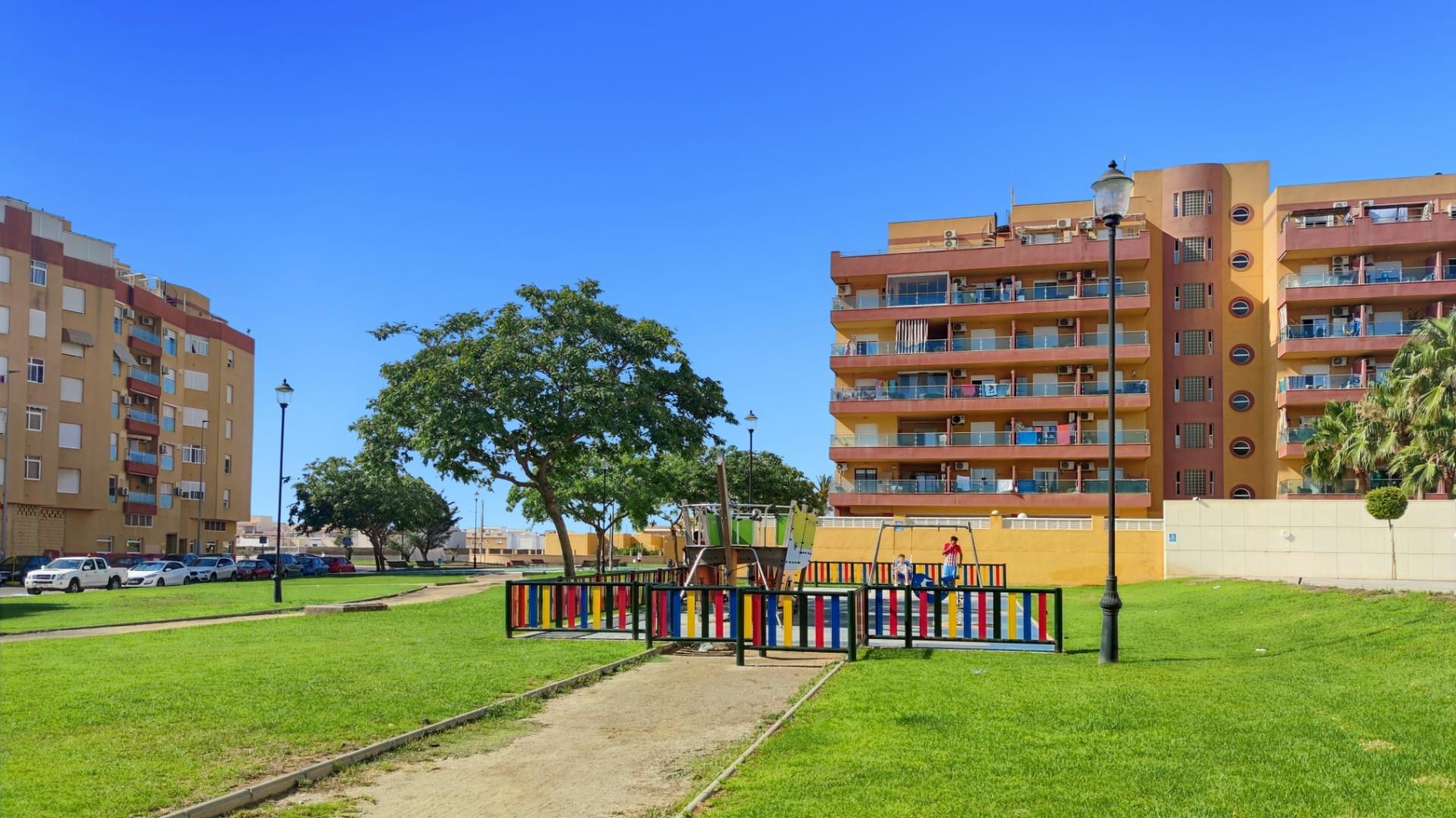 Céntrico apartamento con zonas ajardinadas y terraza acristalada en pueblo costero