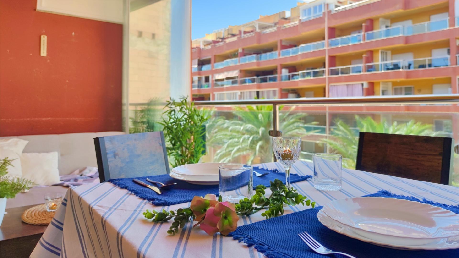 Céntrico apartamento con zonas ajardinadas y terraza acristalada en pueblo costero