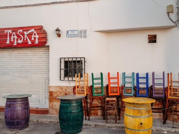 ¡Oportunidad Única de Negocio! Bar Lounge en Zona de Costa a 80 Metros de la Playa