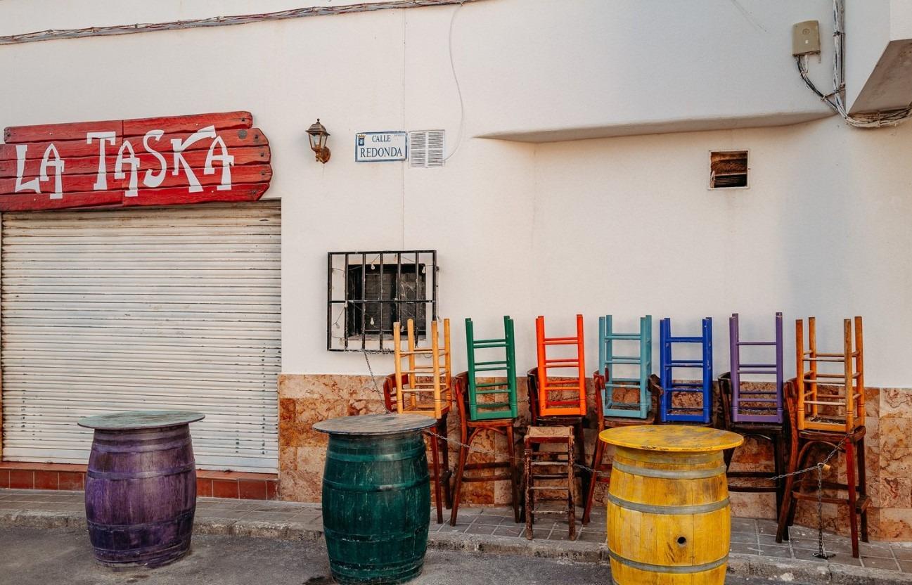 ¡Oportunidad Única de Negocio! Bar Lounge en Zona de Costa a 80 Metros de la Playa