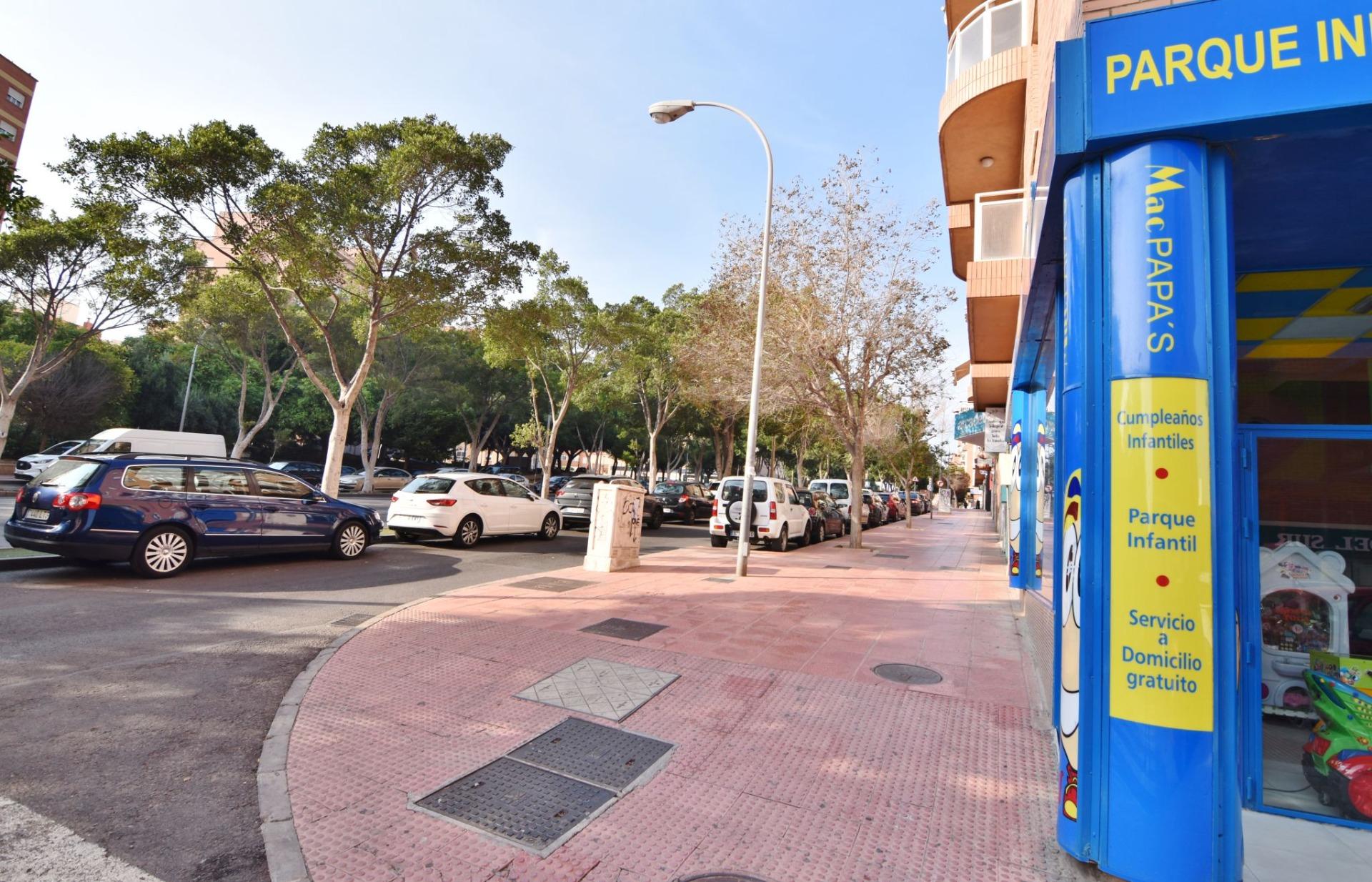 Local en esquina Avda. Mediterráneo con Calle Eñe