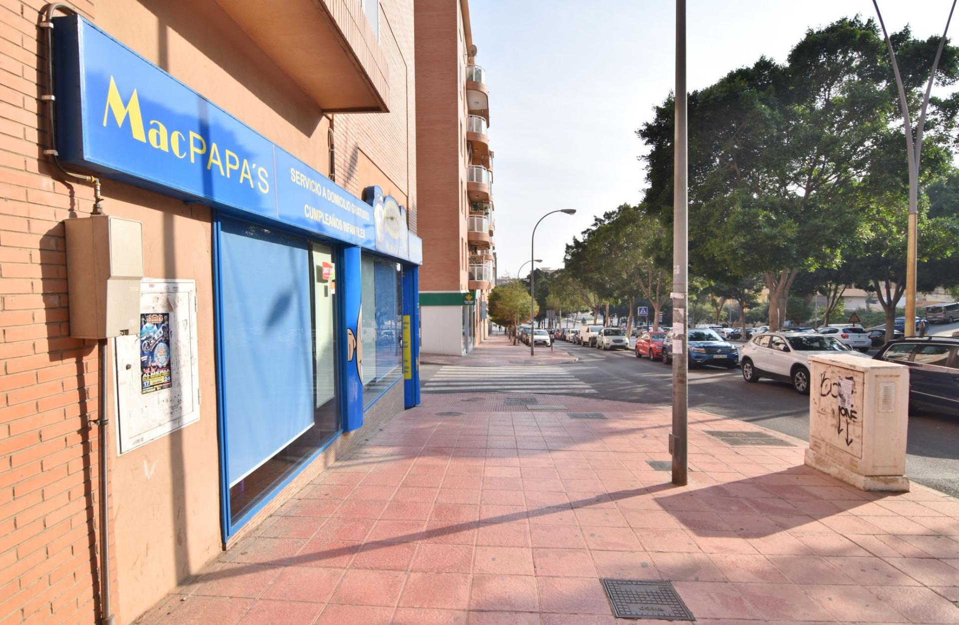 Local en esquina Avda. Mediterráneo con Calle Eñe