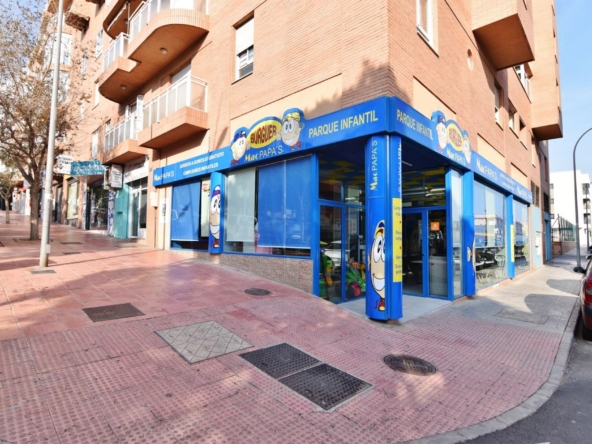 Local en esquina Avda. Mediterráneo con Calle Eñe