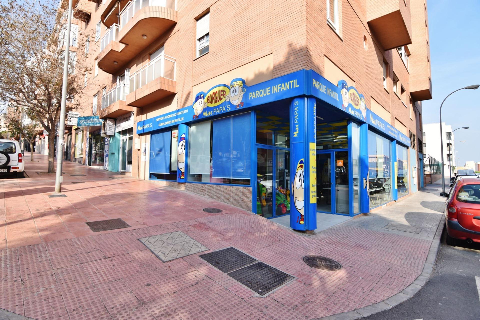 Local en esquina Avda. Mediterráneo con Calle Eñe