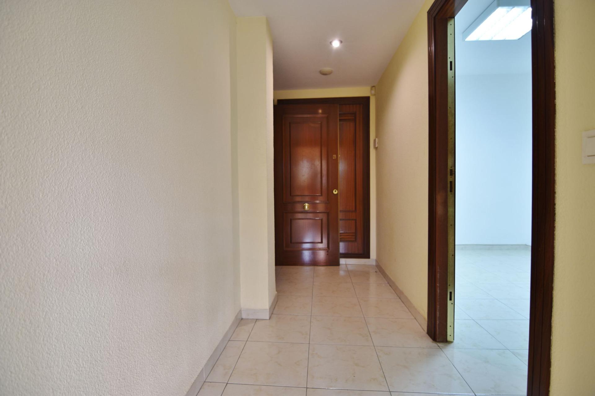 Piso en calle Altamira con 4 habitaciones y 2 baños