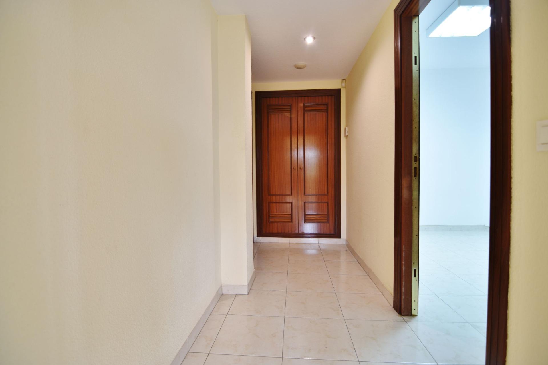 Piso en calle Altamira con 4 habitaciones y 2 baños