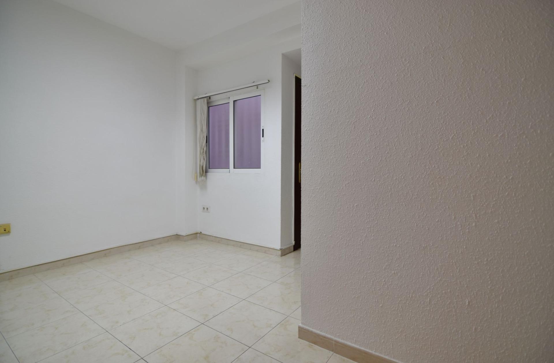 Piso en calle Altamira con 4 habitaciones y 2 baños