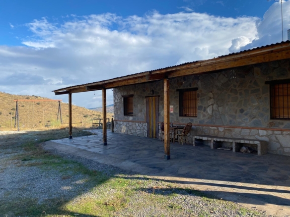 SE ALQUILA CASA EN PLENA SIERRA NEVADA