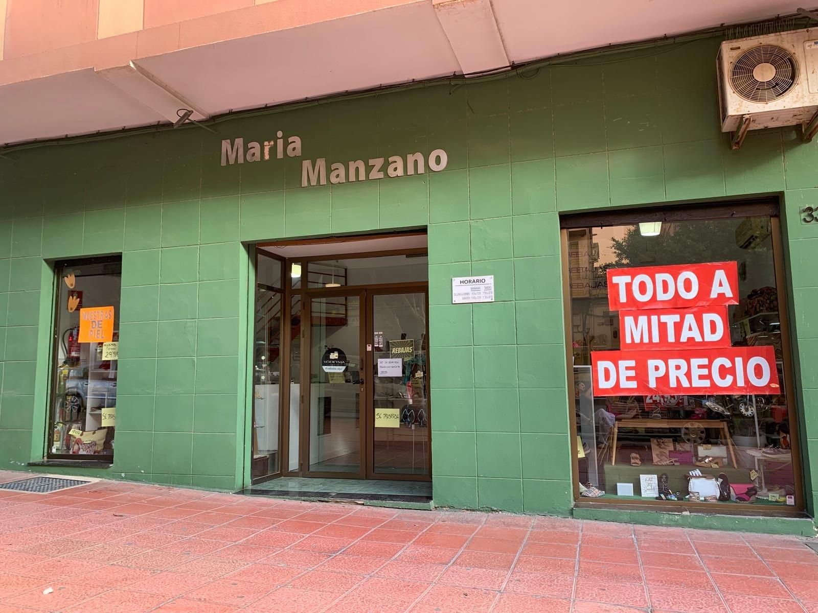 SE TRANSPASA ZAPATERIA CON 20 AÑOS  DE  CLIENTELA EN LA CALLE GRANADA .