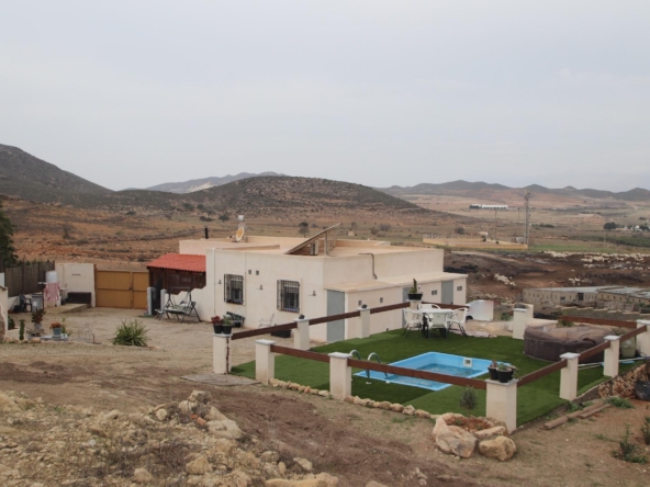 Cortijo rural con cueva independiente en el Parque Natural Cabo de Gata Níjar