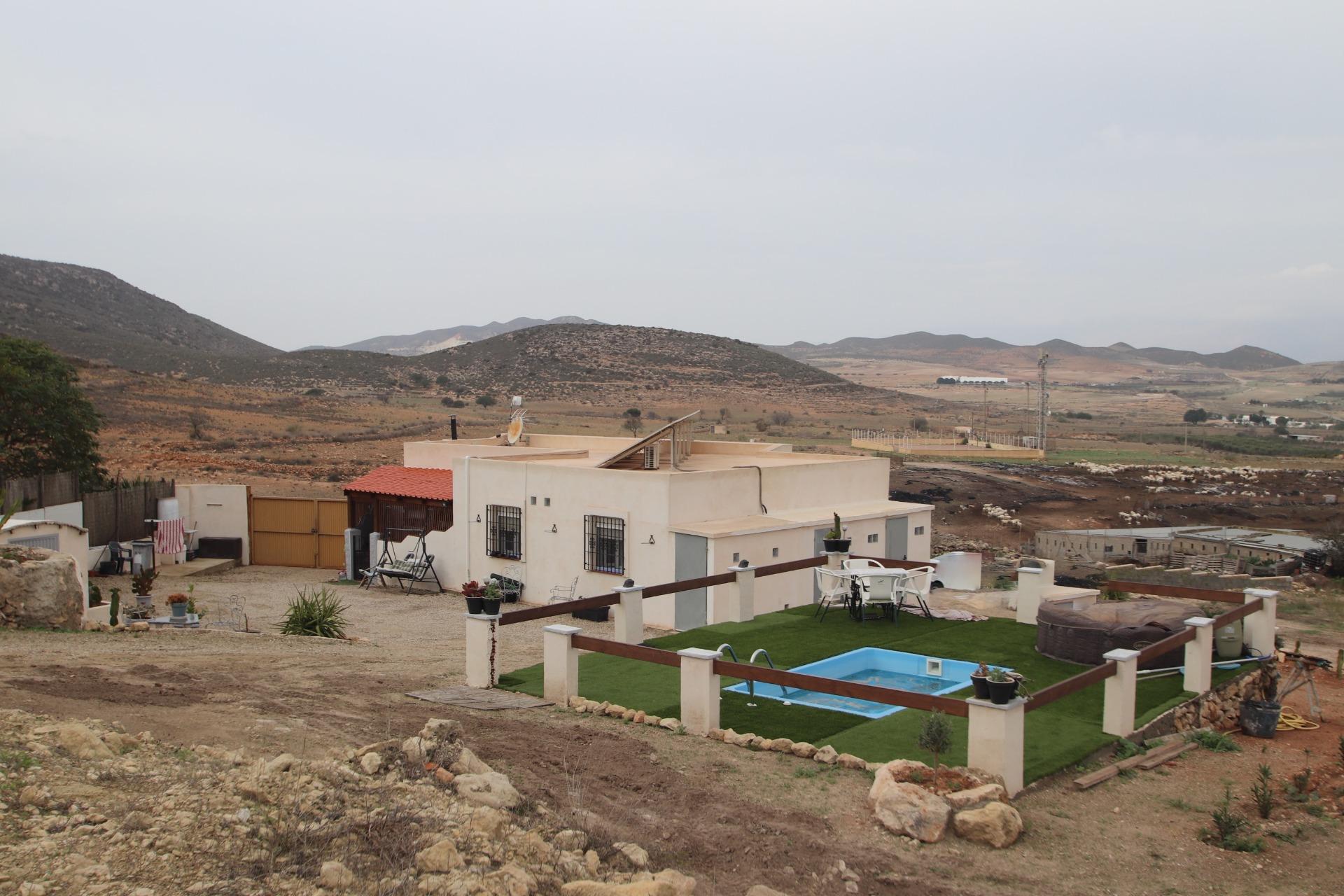 Cortijo rural con cueva independiente en el Parque Natural Cabo de Gata Níjar