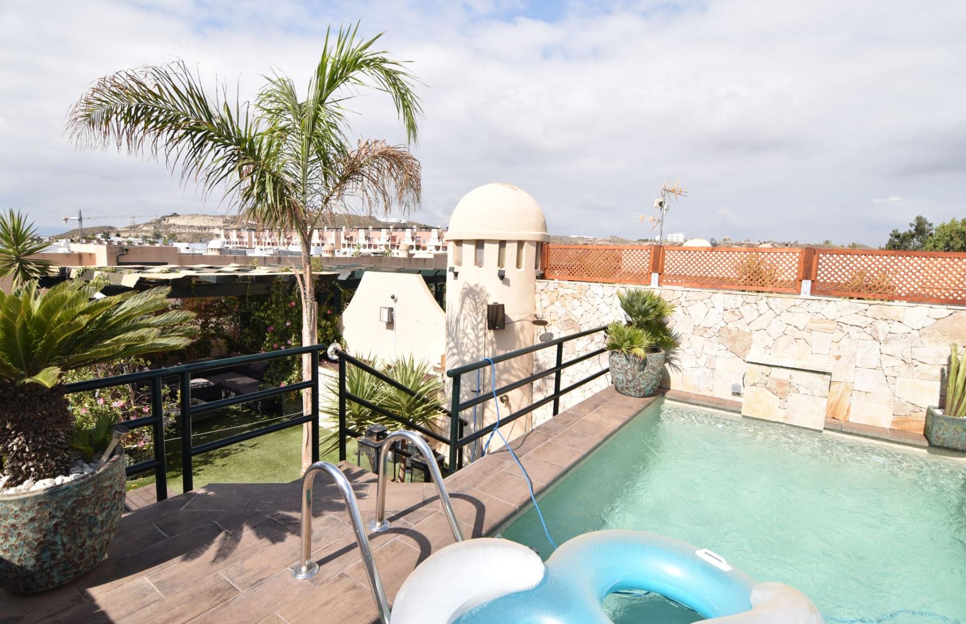 Ático con solarium y piscina privada en Vera playa