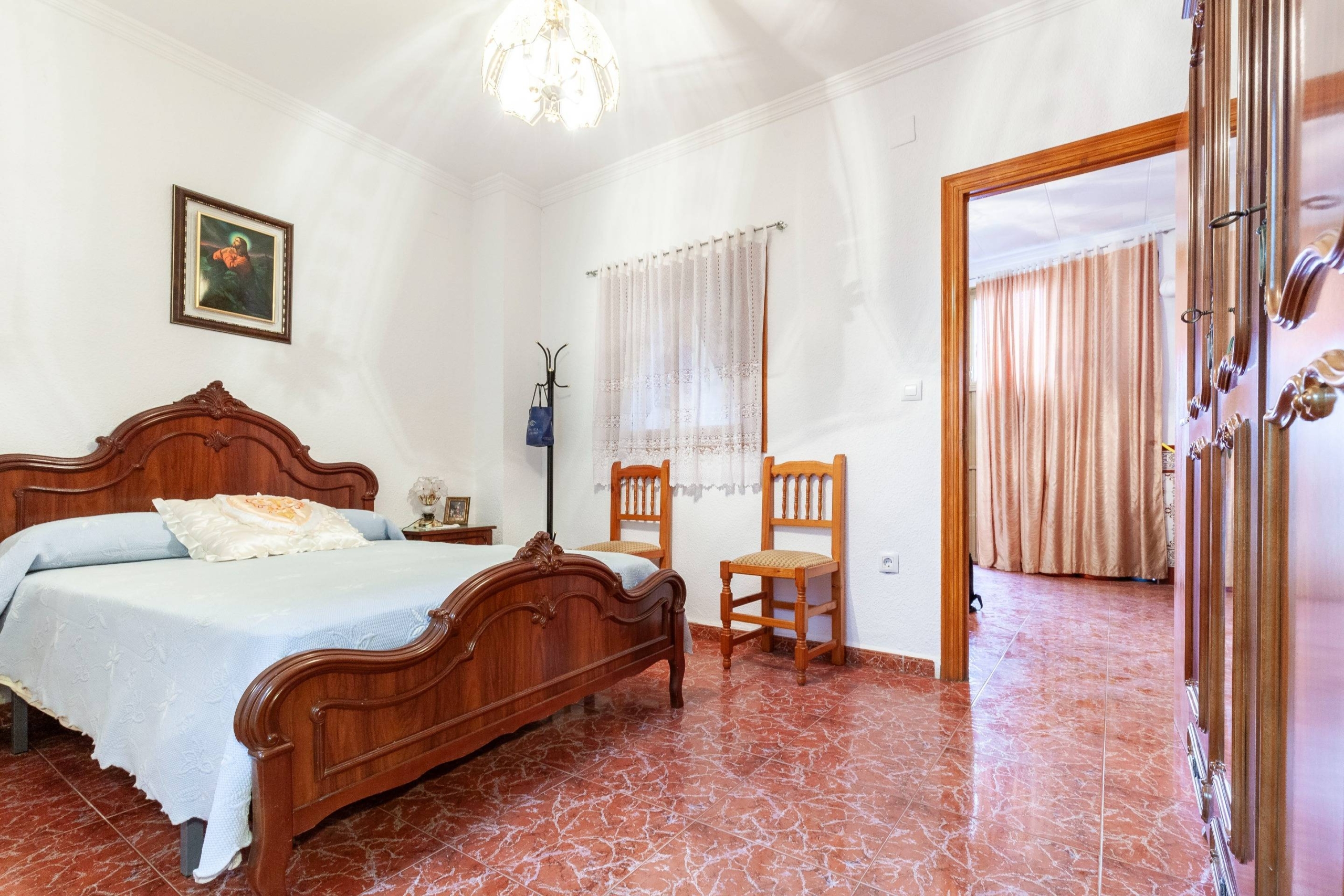 CASA GRANDE Y CÉNTRICA EN FIÑANA EN VENTA