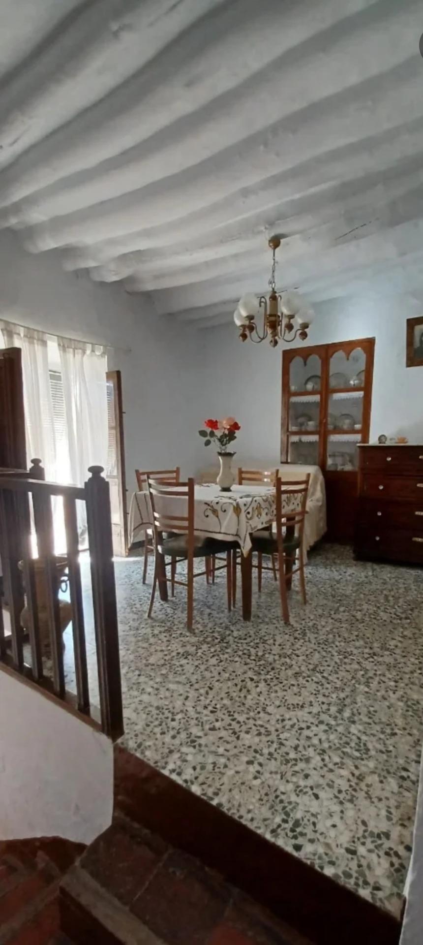 SE VENDE CASA EN ABRUCENA ZONA CENTRO