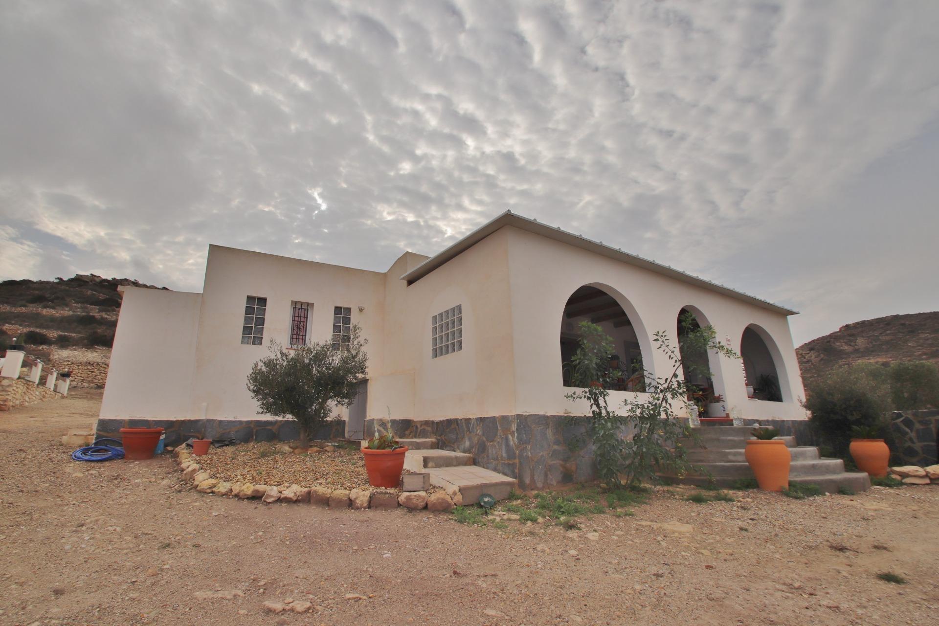 Cortijo rural con cueva independiente en el Parque Natural Cabo de Gata Níjar