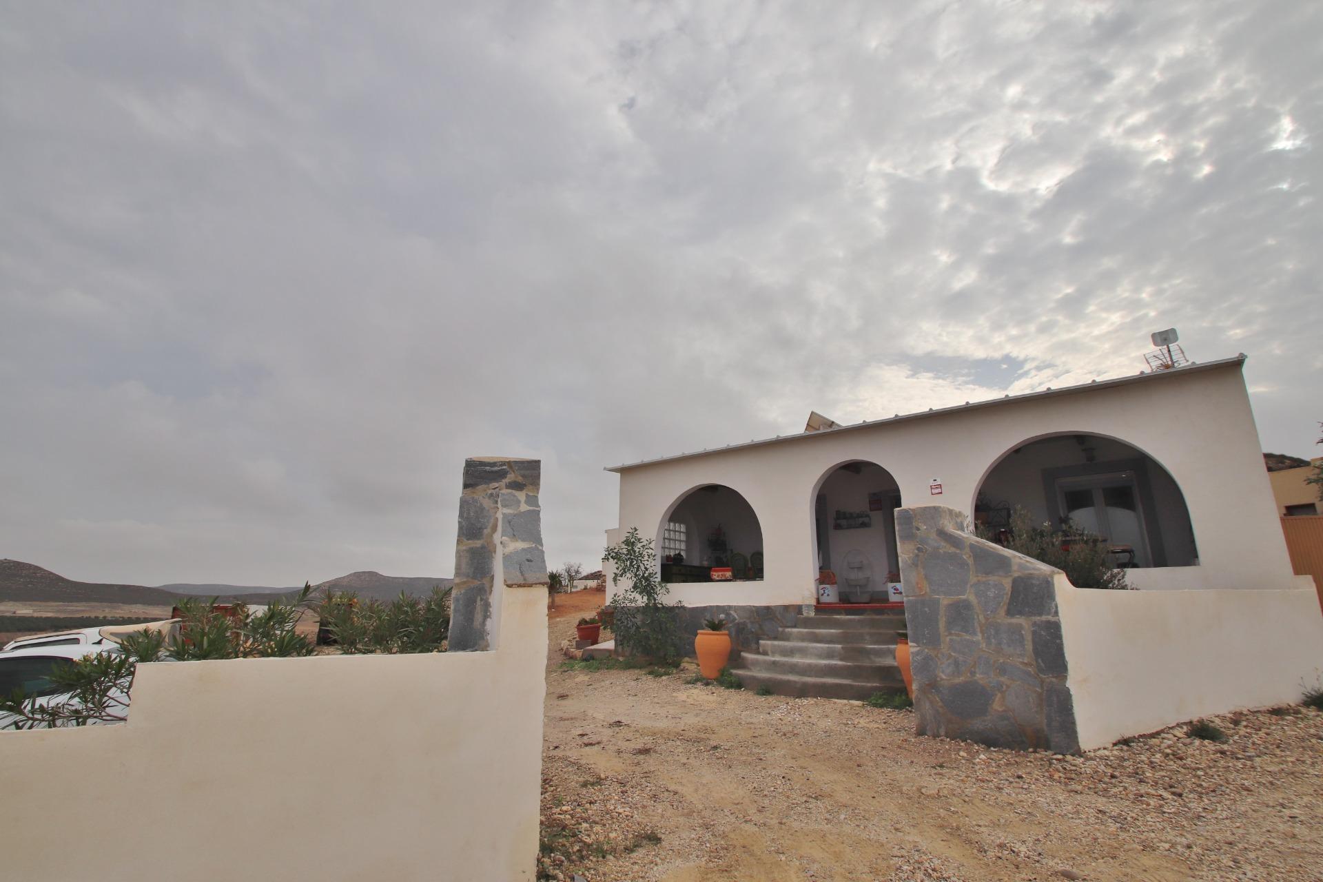 Cortijo rural con cueva independiente en el Parque Natural Cabo de Gata Níjar