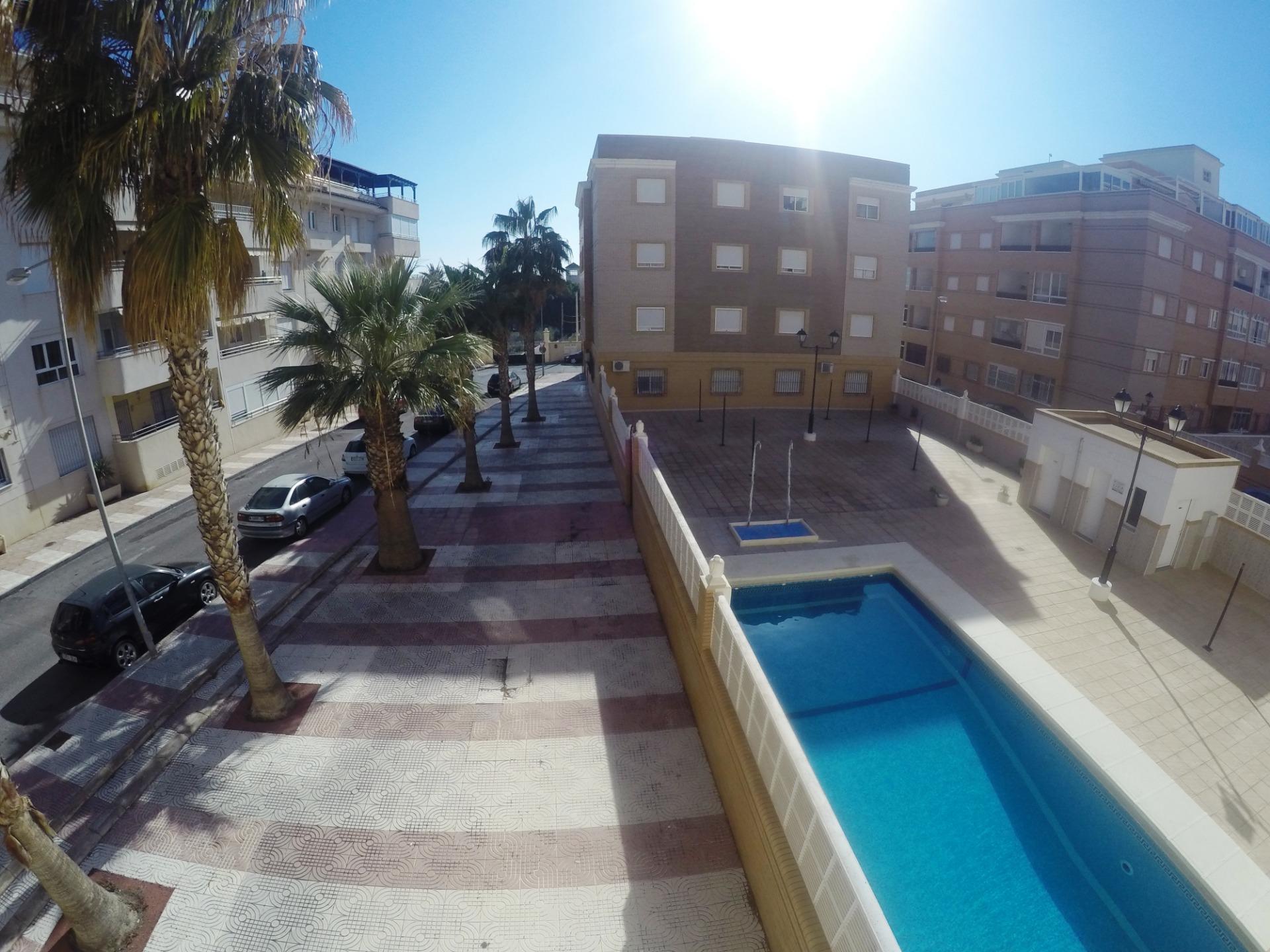 PISO DE 2 DORMITORIOS CON PLAZA DE GARAJE INCLUIDA EN EL PRECIO A ESCASOS METROS DE LA PLAYA en Aguadulce Almeria foto 1