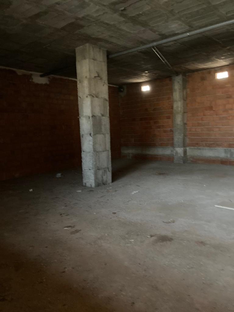 AMPLIO LOCAL COMERCIAL EN URBANIZACION DE ROQUETAS DE MAR