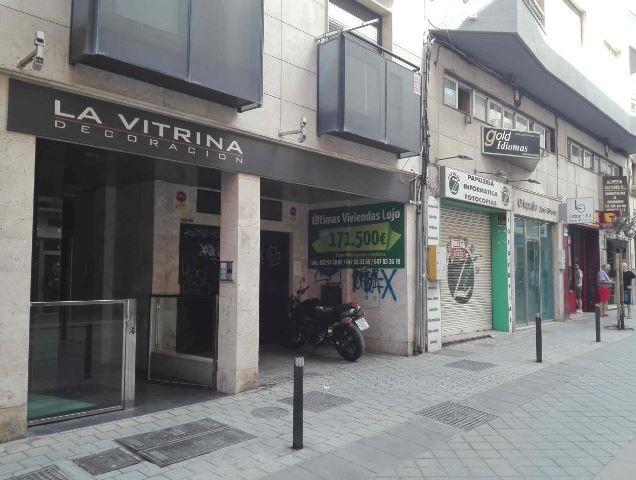 LOCAL COMERCIAL EN CALLE PEATONAL CON MUCHO PASO !!