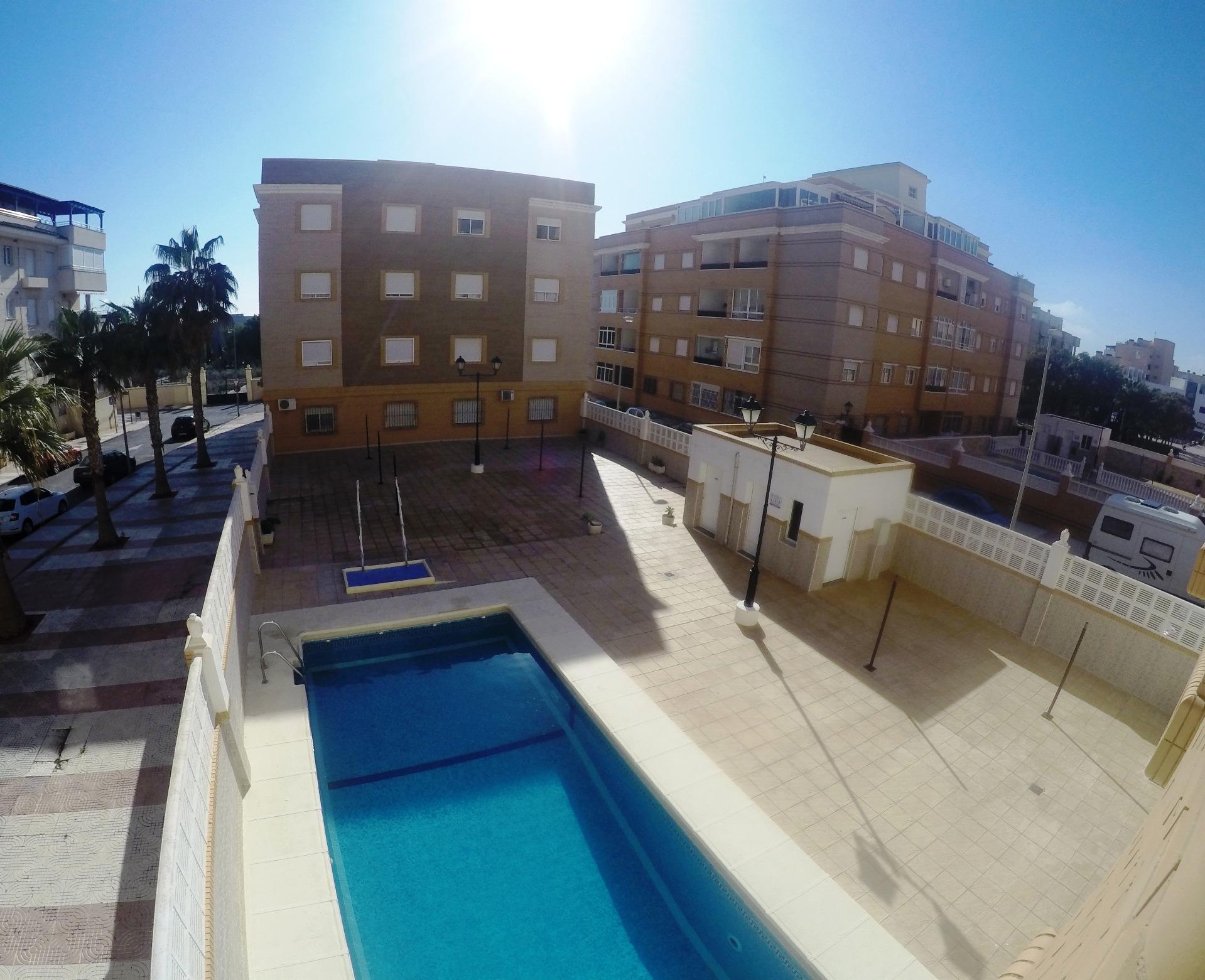 PISO DE 2 DORMITORIOS CON PLAZA DE GARAJE INCLUIDA EN EL PRECIO A ESCASOS METROS DE LA PLAYA en Aguadulce Almeria foto 2