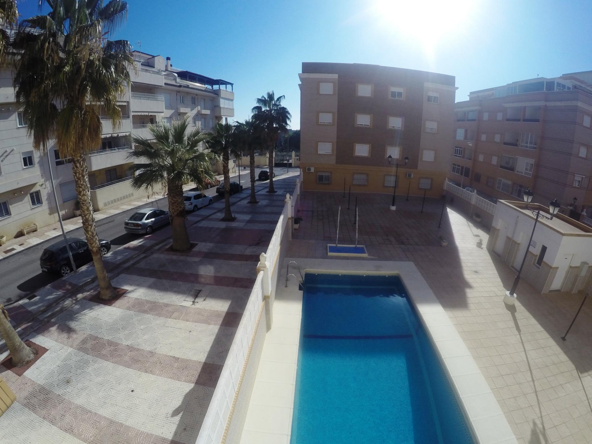 PISO DE 2 DORMITORIOS CON PLAZA DE GARAJE INCLUIDA EN EL PRECIO A ESCASOS METROS DE LA PLAYA en Aguadulce Almeria foto 3