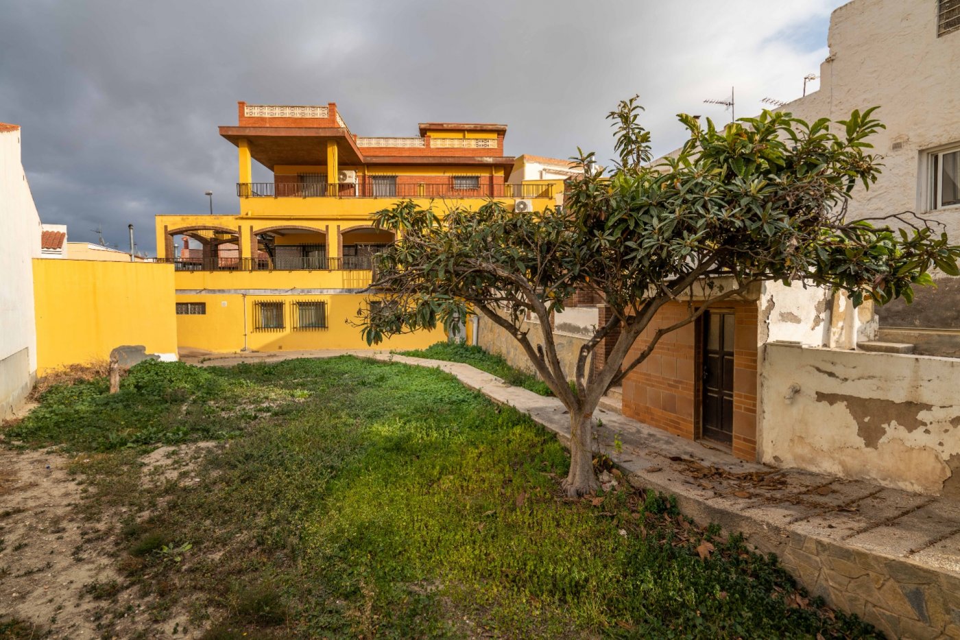 CASA CON PARCELA EN HUERCAL DE ALMERIA