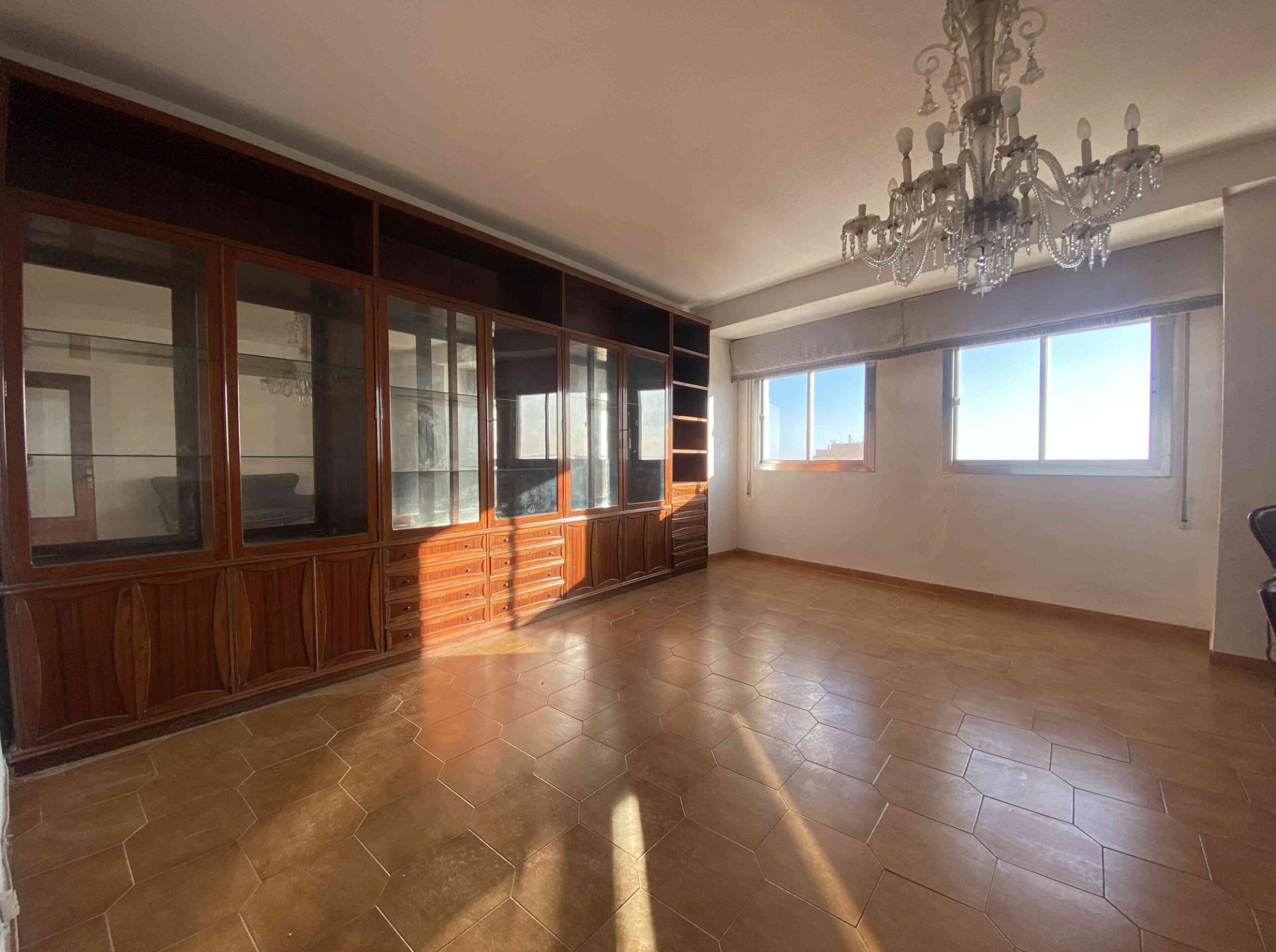 AMPLIA VIVIENDA CON MUCHAS POSIBILIDADES A 100 M DEL PASEO DE ALMERIA CON VISTAS ESPECTACULARES