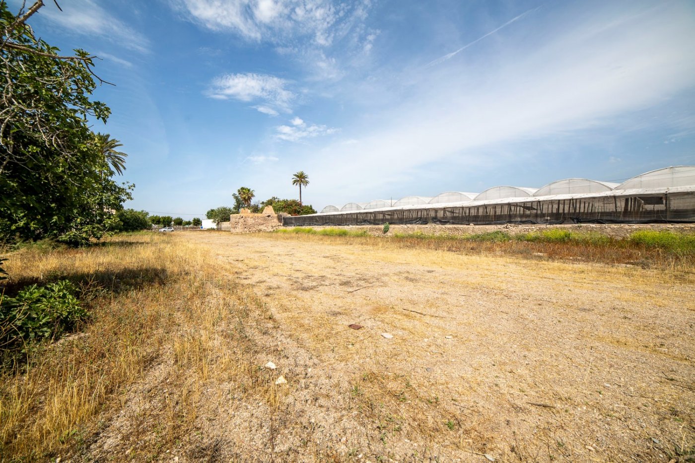 Suelo urbano sin edificar de 7.500 m2 en Los Parrales cerca del Camping de Aguadulce.