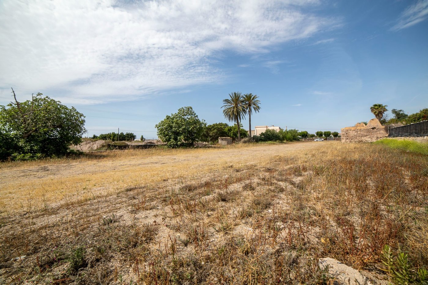 Suelo urbano sin edificar de 7.500 m2 en Los Parrales cerca del Camping de Aguadulce.