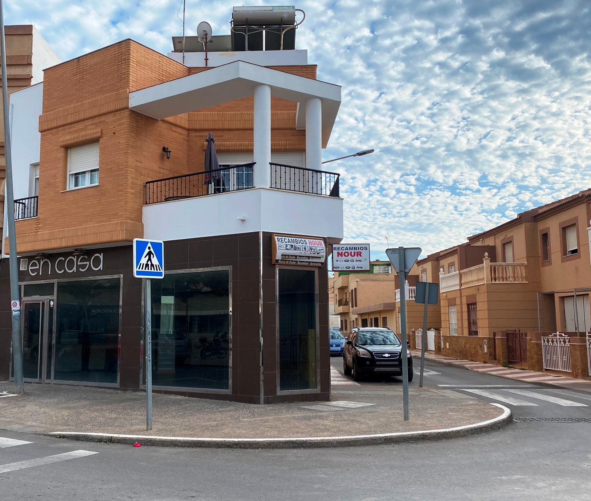 ESTUPENDA CASA SOBRE LOCAL EN PLENA AVENIDA DE ROQUETAS DE MAR